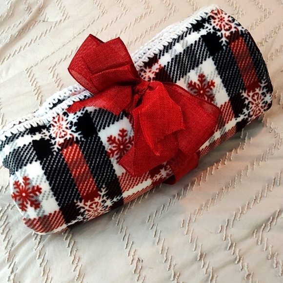 Ultra-Lux Hand Crocheted Edge Fleece Throw for Beds, Couches, Chairs, 72" X 60" - Picture 5 of 5